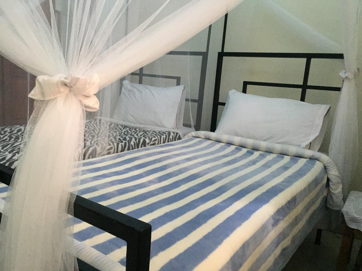 Bed and Breakfast Le Parlour Boma la Ngombe Екстер'єр фото