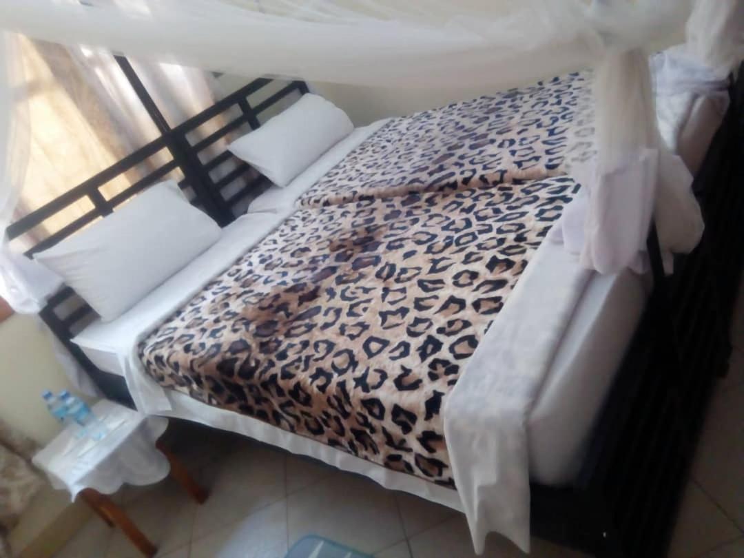 Bed and Breakfast Le Parlour Boma la Ngombe Екстер'єр фото