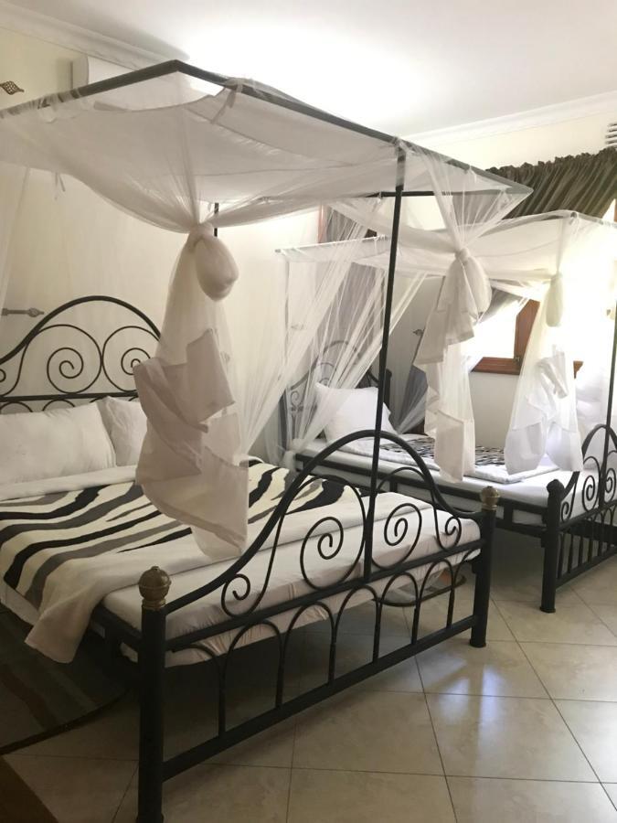 Bed and Breakfast Le Parlour Boma la Ngombe Екстер'єр фото