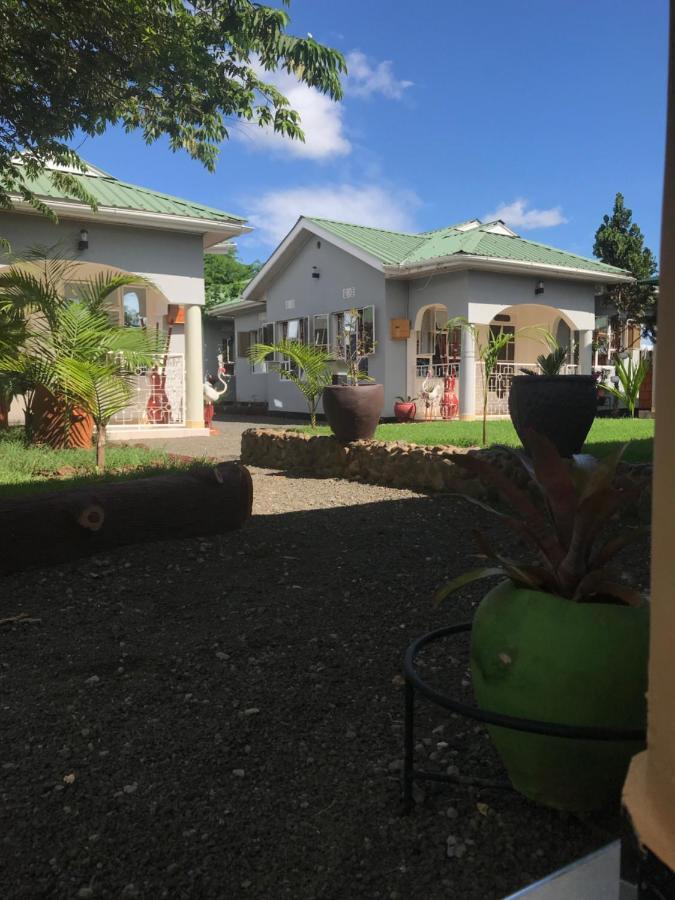 Bed and Breakfast Le Parlour Boma la Ngombe Екстер'єр фото
