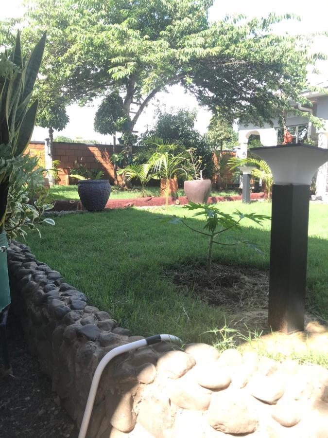 Bed and Breakfast Le Parlour Boma la Ngombe Екстер'єр фото