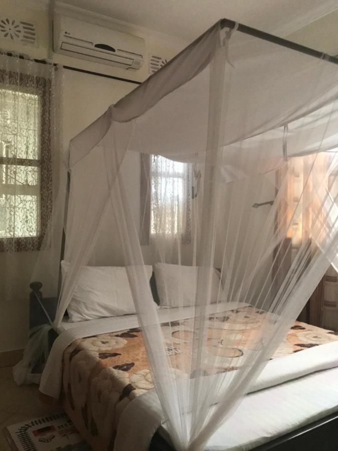 Bed and Breakfast Le Parlour Boma la Ngombe Екстер'єр фото