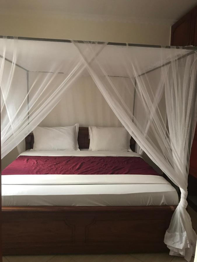 Bed and Breakfast Le Parlour Boma la Ngombe Екстер'єр фото