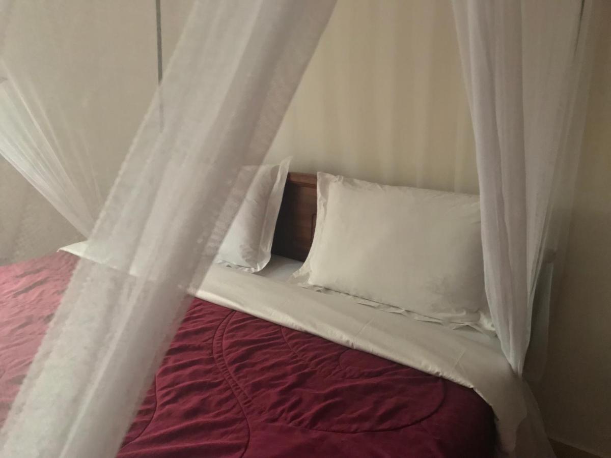 Bed and Breakfast Le Parlour Boma la Ngombe Екстер'єр фото