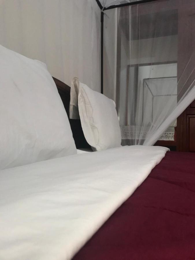 Bed and Breakfast Le Parlour Boma la Ngombe Екстер'єр фото