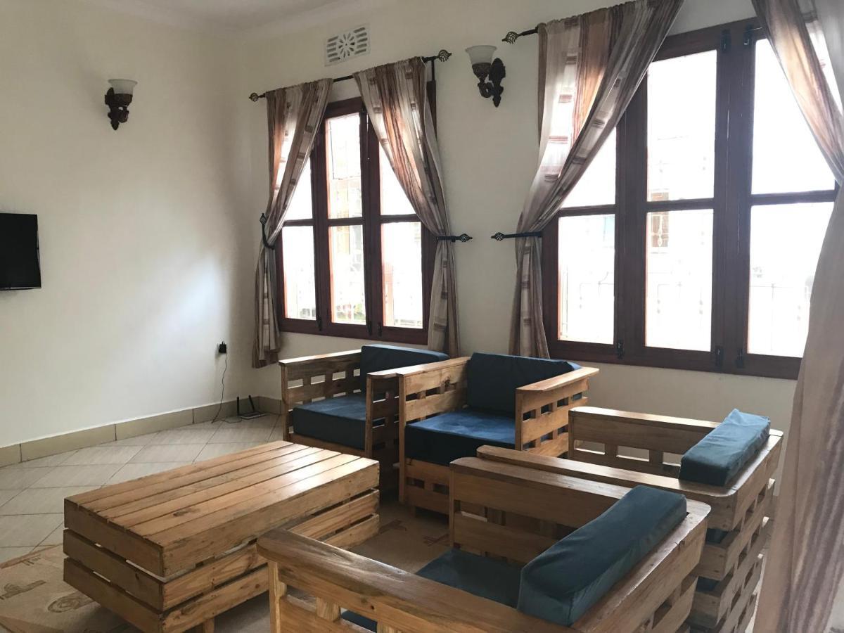 Bed and Breakfast Le Parlour Boma la Ngombe Екстер'єр фото