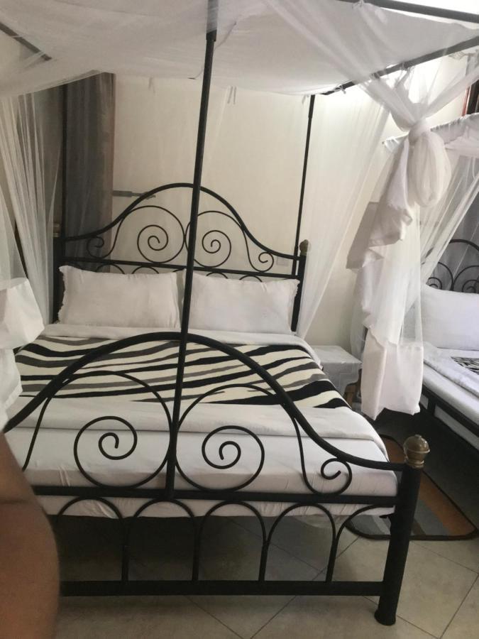 Bed and Breakfast Le Parlour Boma la Ngombe Екстер'єр фото