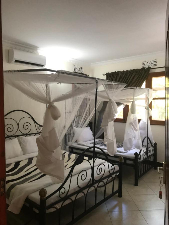 Bed and Breakfast Le Parlour Boma la Ngombe Екстер'єр фото